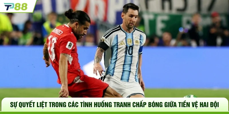 Sự quyết liệt trong các tình huống tranh chấp bóng giữa tiền vệ hai đội
